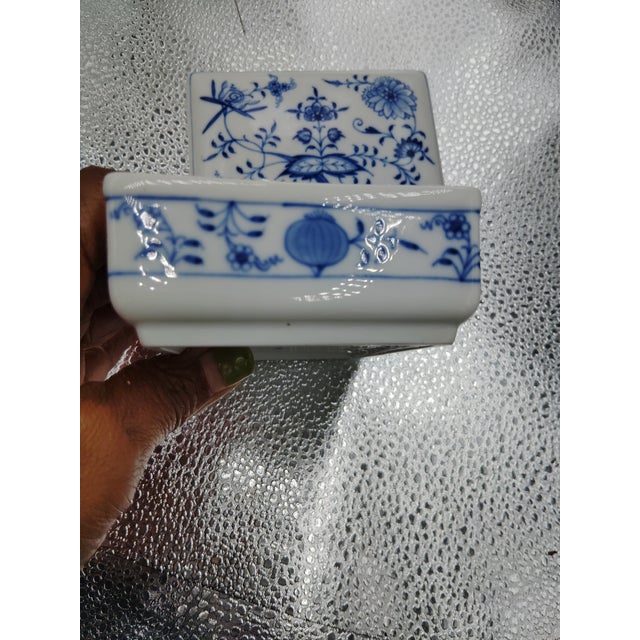 Hollywood Regency 1970s Meissen Onion Pattern /Trink Box/Cigarette Case For Sale - Image 3 of 6