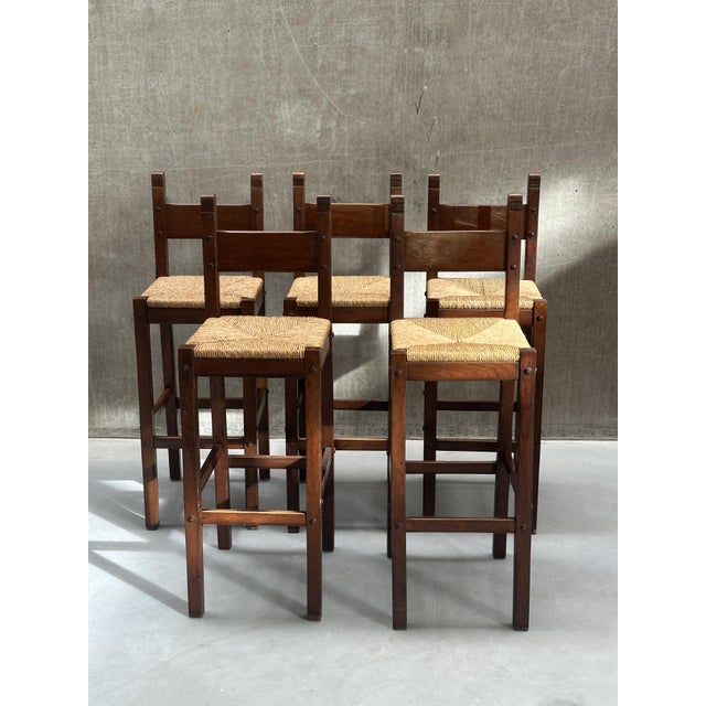 Meet these beautiful oak bar stools. This set of 5 combines artisanal warmth with a timeless design, making them a perfect...