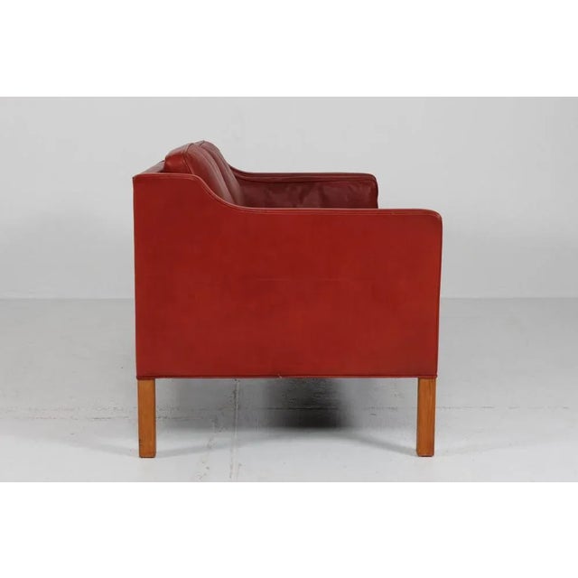 Mid-Century Modern Model No. 2212 2-Seater Sofa in Reddish Brown Leather with Oak Legs by Børge Mogensen for Fredericia Furniture, Denmark, 1980s For Sale - Image 3 of 13
