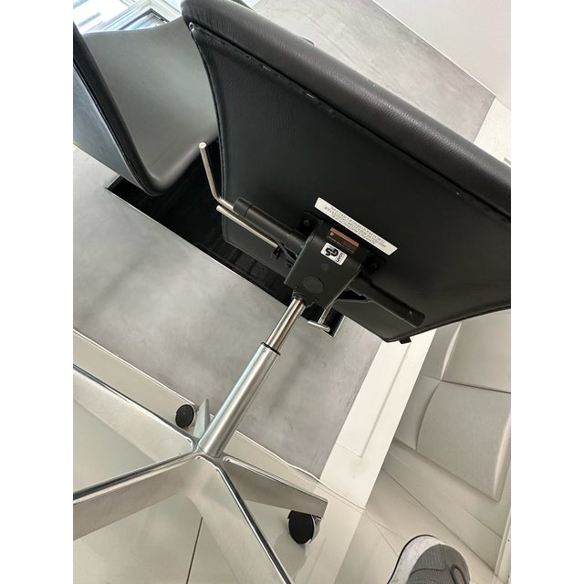 Mid 20th Century Set of Two Fritz Hansen Oxford™ Chairs – Designed by Arne Jacobsen For Sale In Los Angeles - Image 6 of 6