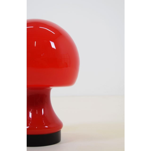 Vintage glass mushroom table lamp from the 1960s. This lamp, in a beautiful cherry red color, has an elegant design. It is...
