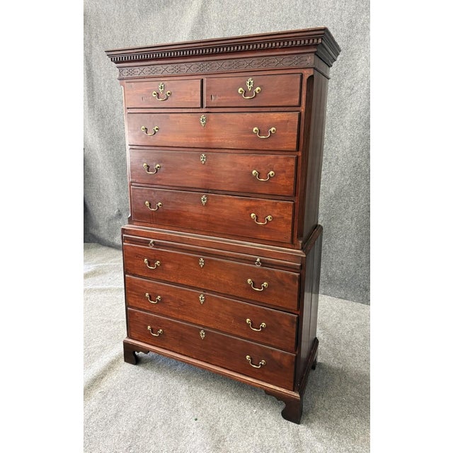 English 18th Century Mahogany Chest on Chest With Dressing Table For Sale - Image 3 of 18