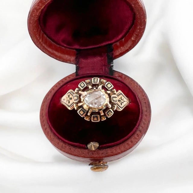 Neo-Renaissance unisex ring from the 19th century or earlier in 18 carat gold (750 thousandths). It is decorated with a...