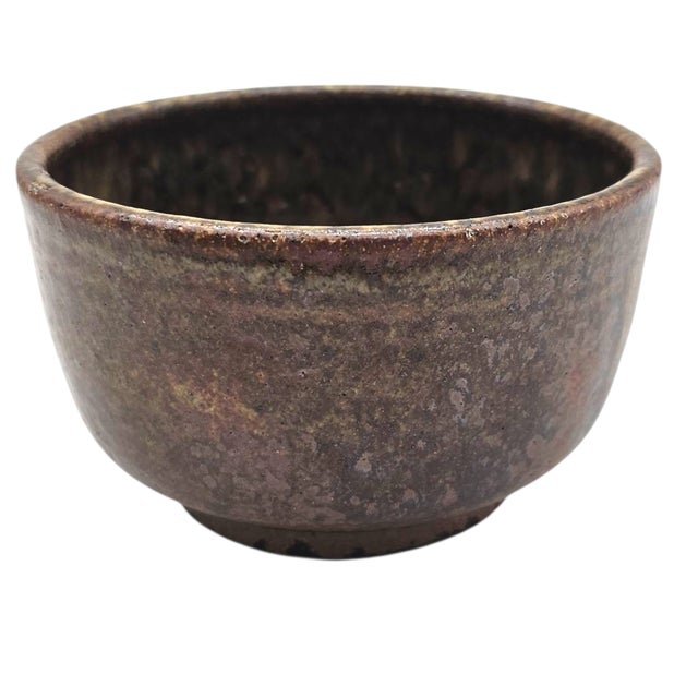 Japanese Set of Two Japanese Shusai-Yaki Stoneware Tea Bowls With Bizen Gohon Glaze and Wabi-Sabi Form For Sale - Image 3 of 9