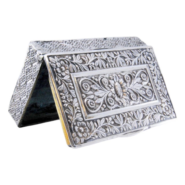 Silver Snuff Box with Engraved Flowers and Branches and Hinged Lid For Sale