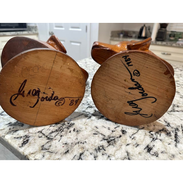 1980s Large Wood Carved Bird Hunting Dog Labrador Retriever Signed Greg Jordan 1984 Bookends Sculpture For Sale - Image 5 of 12