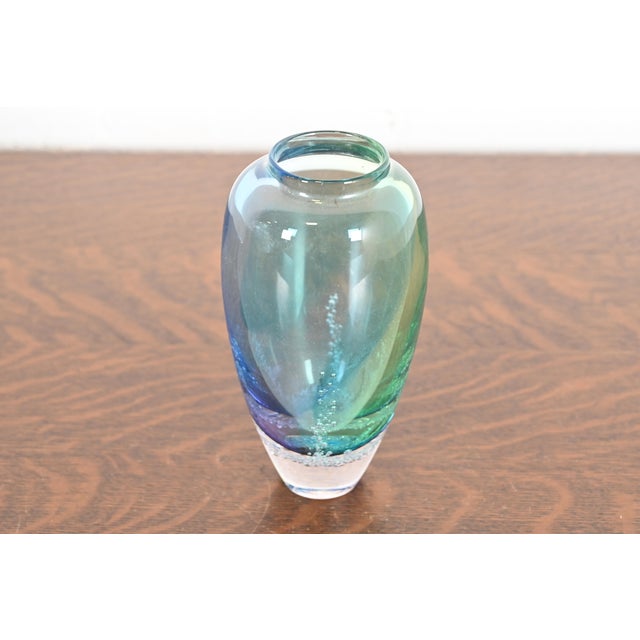 A gorgeous Contemporary hand-blown glass vase By Buzz Blodgett, "Seafoam Series" USA, Late 20th Century Measures: 3.5"W x...