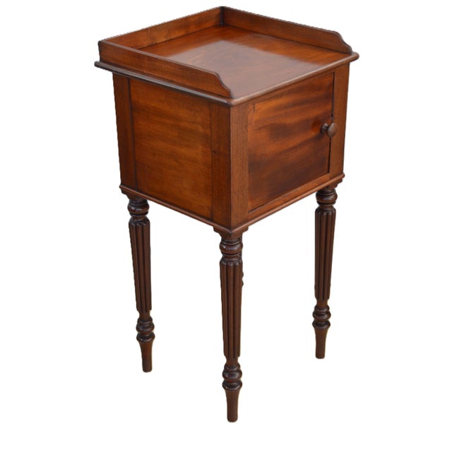William VI Mahogany Nightstand in the style of Gillows, England, 1830s For Sale - Image 6 of 18