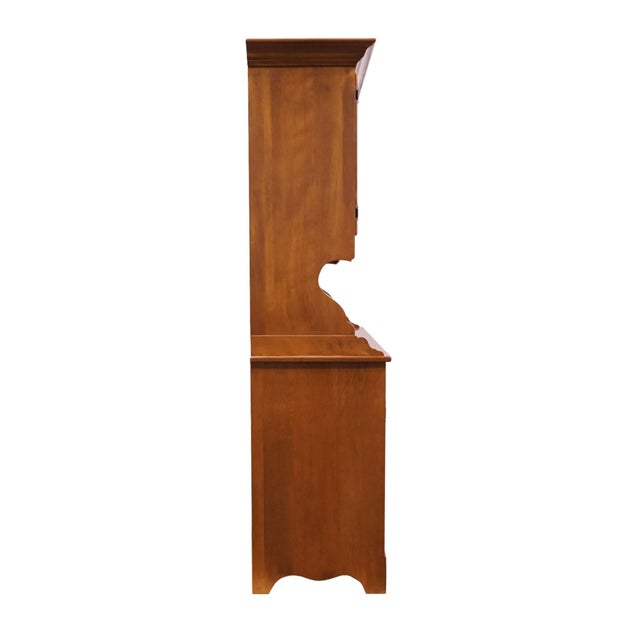 Ethan Allen Heirloom Nutmeg Maple Colonial Early American 47" Buffet W. China Hutch 10-6018 / 10-6036 For Sale - Image 13 of 18
