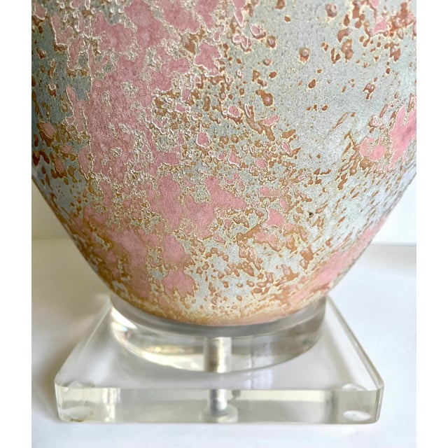 1980s 1980s Postmodern Metal and Lucite Pink Blue Table Lamp For Sale - Image 5 of 13