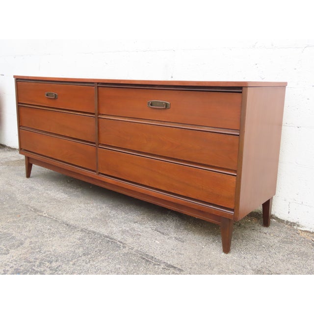 Mid-Century Modern Mid Century Modern Dresser Sideboard Tv Media Console by Bassett 2635 For Sale - Image 3 of 17
