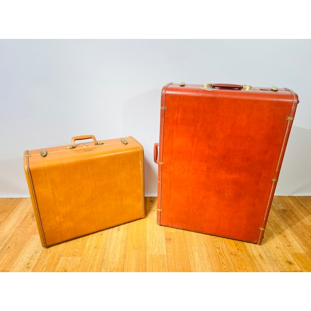 Style & Era This two-piece Samsonite luggage set dates back to the Mid-Century era of the 1960s and combines functional...
