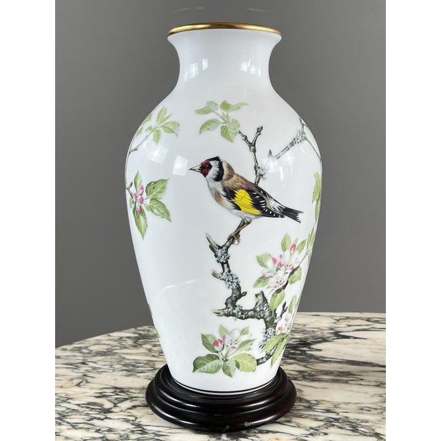 1980s 20th Century Porcelain The Meadowland Bird Vase from Franklin Porcelain, 1980s, Set of 2 For Sale - Image 5 of 10