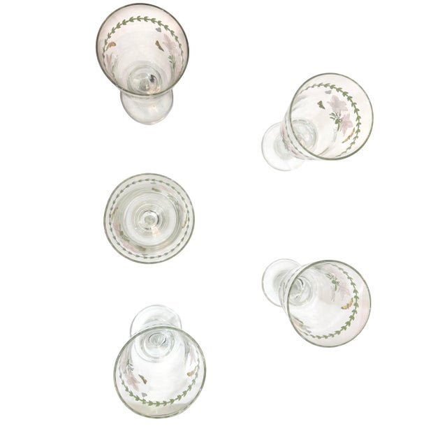 The Portmeirion Botanic Garden All Purpose 15 oz Wine Water Goblet Glass Set of 5 is a stylish and contemporary addition...