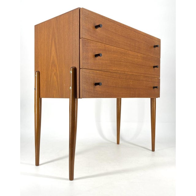 A chest of drawers * A small gem * Made of teak * with 3 pull-out drawers * with beautifully crafted brass handles,...
