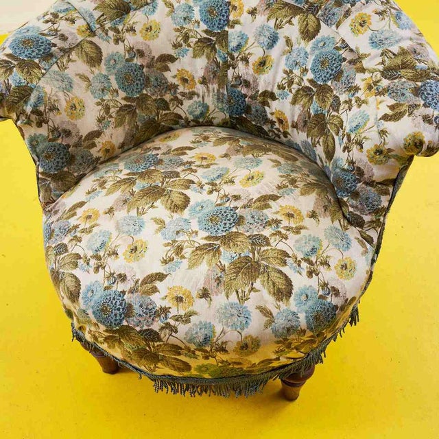 Discover the timeless elegance of this vintage armchair, featuring a floral upholstery that recalls the beauty of nature....