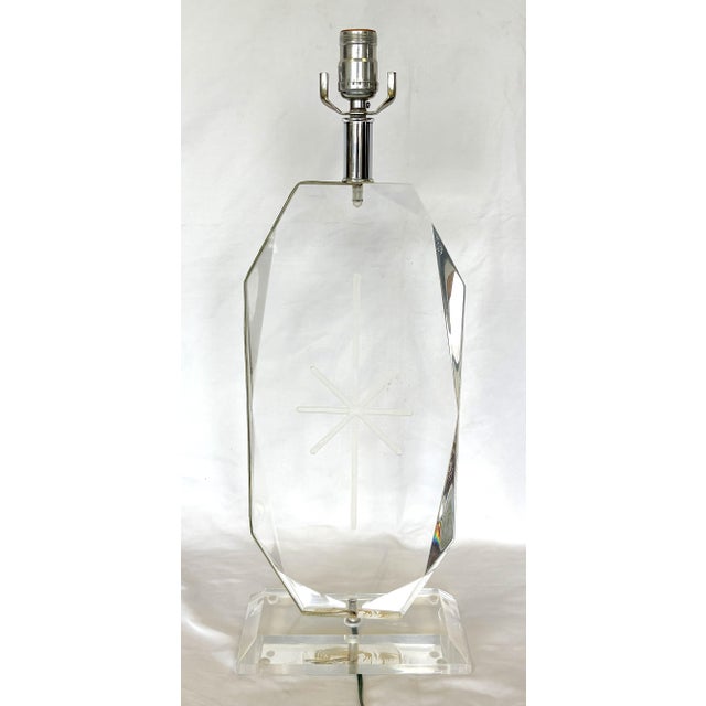 Vintage Lucite Gem Edge Faceted Table Lamp With Starburst Etching For Sale - Image 9 of 16