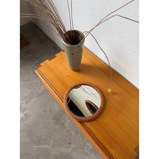 Round wicker mirror from the 1960s. We love the antique patina of the rattan, with its thick, golden varnish. Hanging...