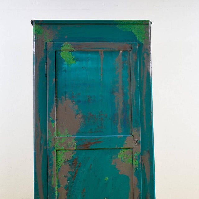 This stunning rustic wardrobe exudes the elegance of the past, combining functionality and aesthetics in a single piece....