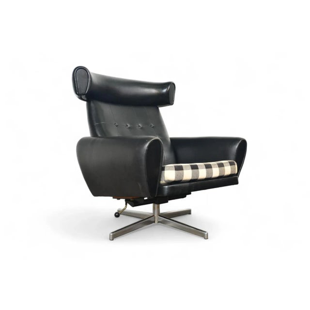 Mid-Century Modern 1960s Ox Style Wingback Swivel Lounge in Black Vinyl For Sale - Image 3 of 7
