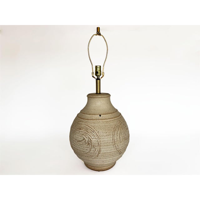 Postmodern 1960s Bob Kinzie Affiliated Craftsmen Studio Mid Century Beige Monumental Pottery Table Lamp For Sale - Image 3 of 8