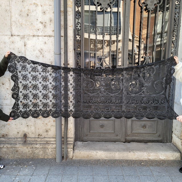 Black silk lace mantilla, early 20th century - Spain Material: Silk Period: Early 20th century Country of origin: Spain...