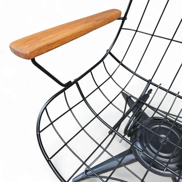 Black Vintage Homecrest High-Back Wire Lounge Mid-Century Modern Chair With Custom Teak Armrests – Rare Vintage For Sale - Image 8 of 12
