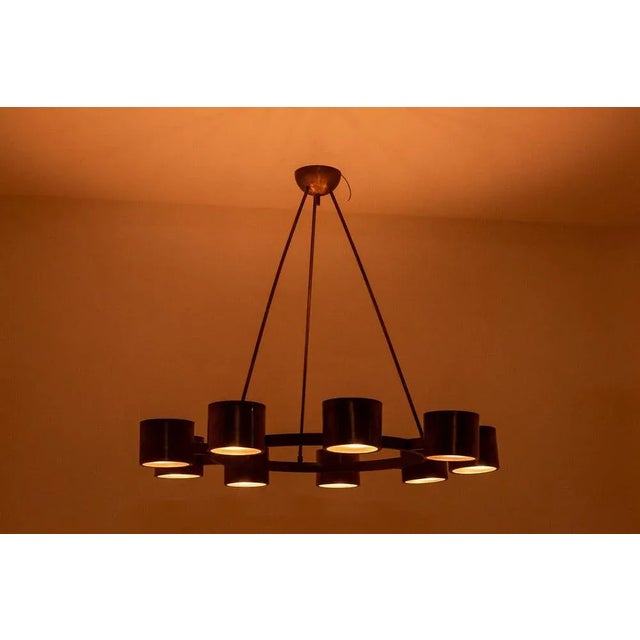 Circular chandelier in matte golden brass, with 9 arms of light. Contemporary Italian work. Patinated brass. Decoration....