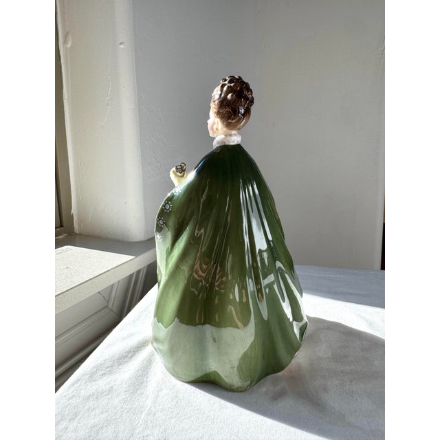 English Late 20th Century Royal Doulton Figurine ~ “Première” ~ Hn 2343 For Sale - Image 3 of 11