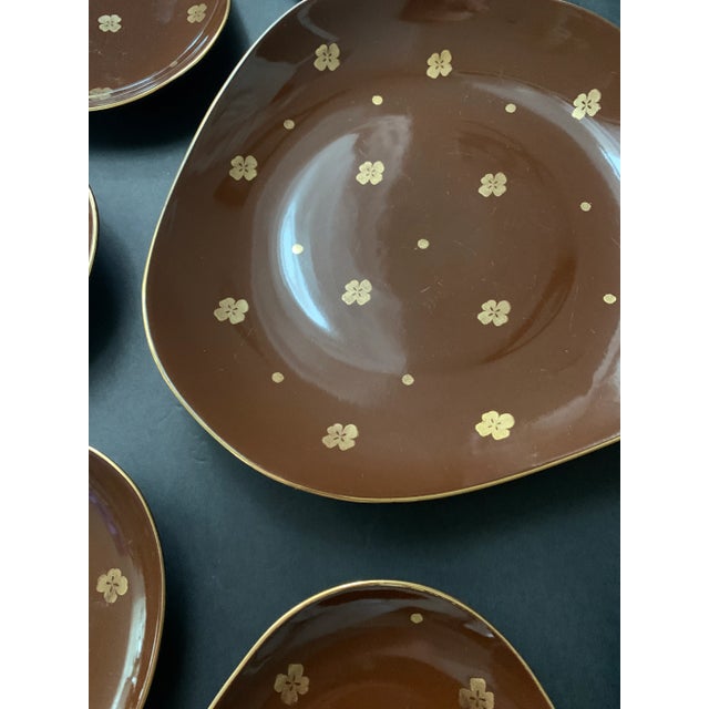 Metal Mid-Century Chocolate Brown & 22k Gold Floral Dessert Plate Set With Freeform Cake Platter — Serving for Six, Set of 7 Pieces For Sale - Image 7 of 11