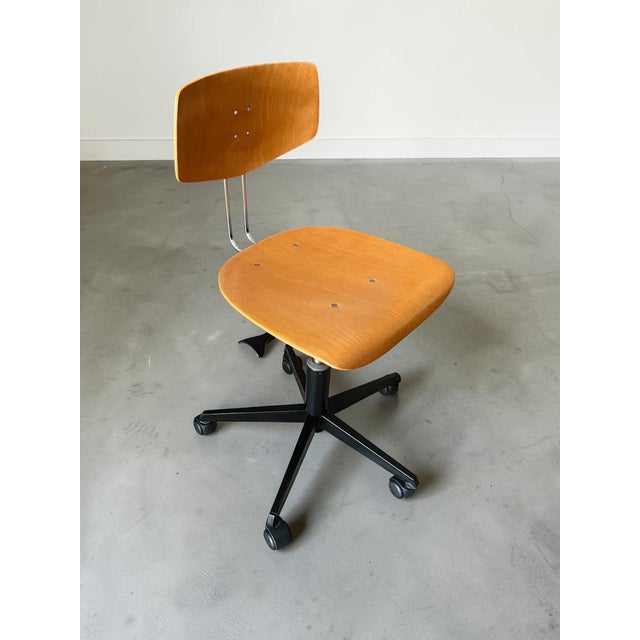 Mid-Century Modern Minimalist Swivel Chair in Molded Plywood, 1976 For Sale - Image 4 of 10