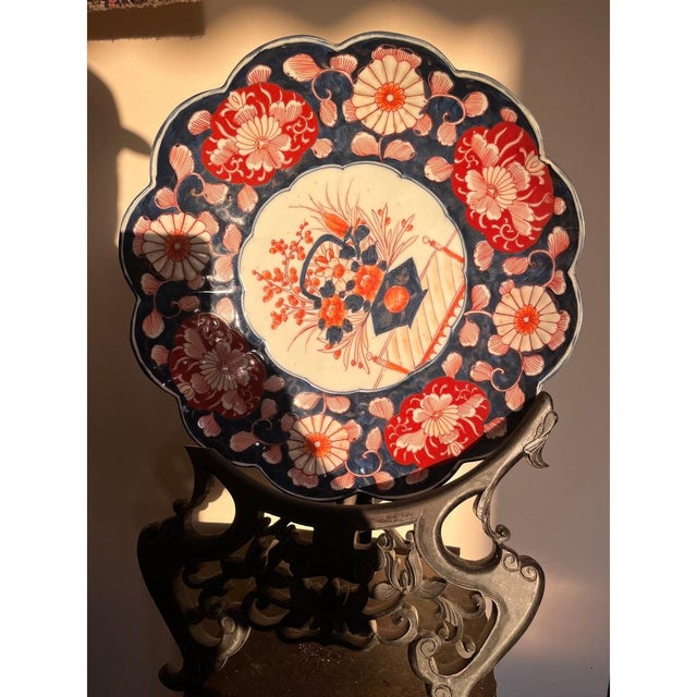 This is a stunning antique Japanese Imari porcelain charger dating to the Meiji Period (late 19th century). Measuring a...
