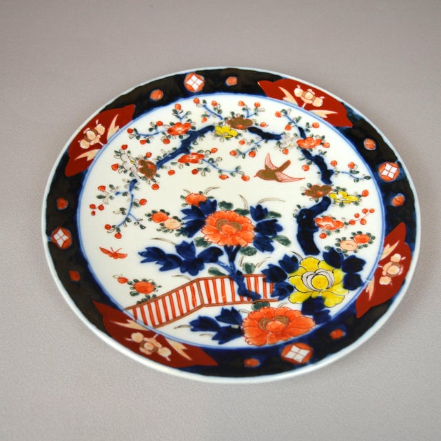 Antique plate made of Japanese Imari pottery. hand painted. Decoration with a floral motif.