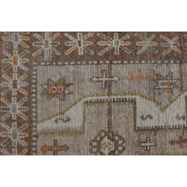 Textile Geometric All-Over Design Gallery Turkish Oushak Rug in Soft Ivory and Taupe For Sale - Image 7 of 13