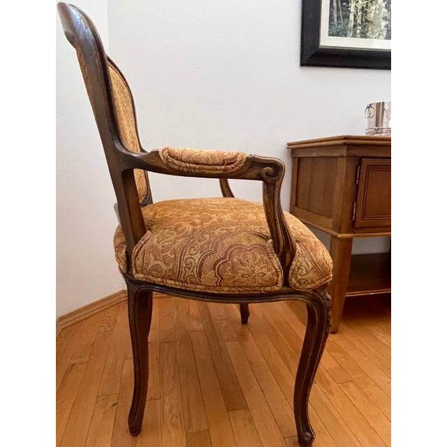 English Early 20th Century Louie XV Style Walnet Brocade Brechere Chair For Sale - Image 3 of 6