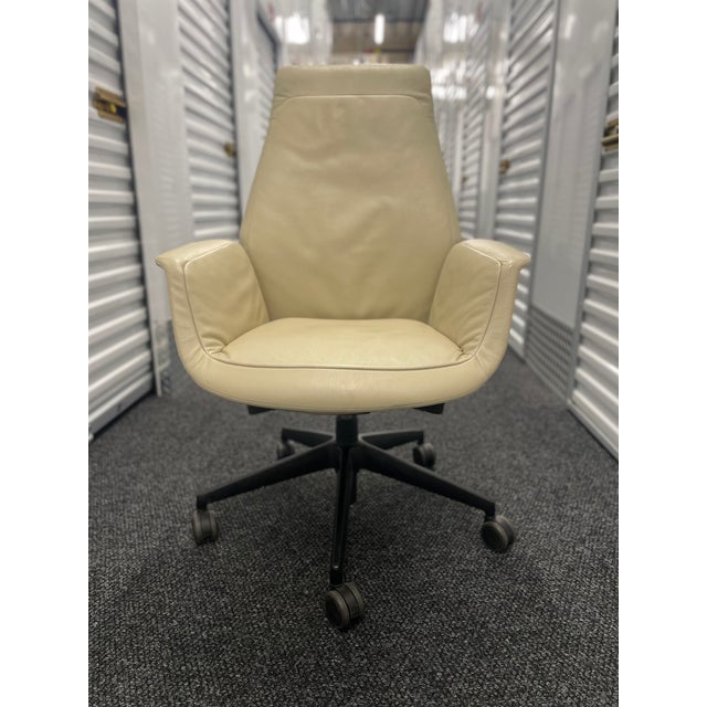 Poltrona Frau Downtown Executive swivel chair in cream (off-white) leather on a five-star black aluminum base with...