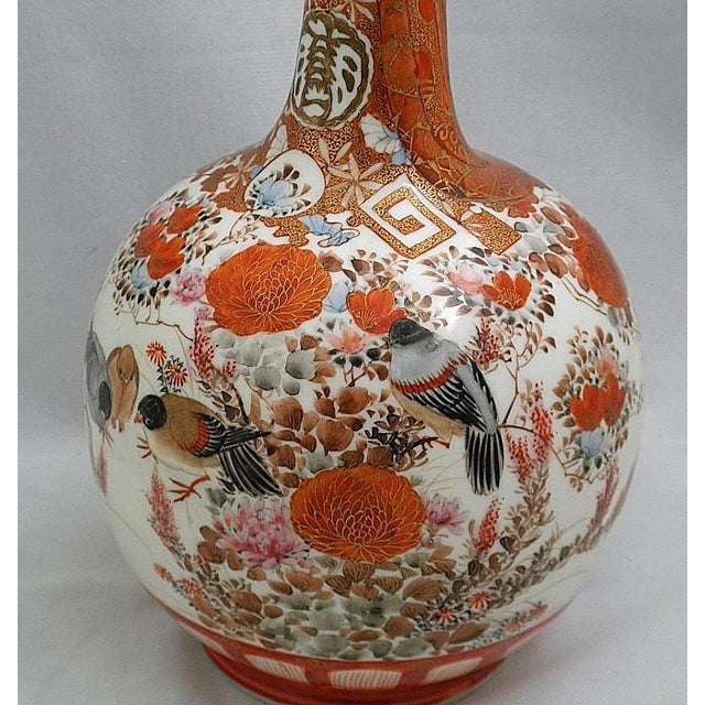 1900 - 1909 Antique Japanese Meiji Kutani Porcelain Covered Bottle Vase With Hand-Painted Birds & Flowers For Sale - Image 5 of 10