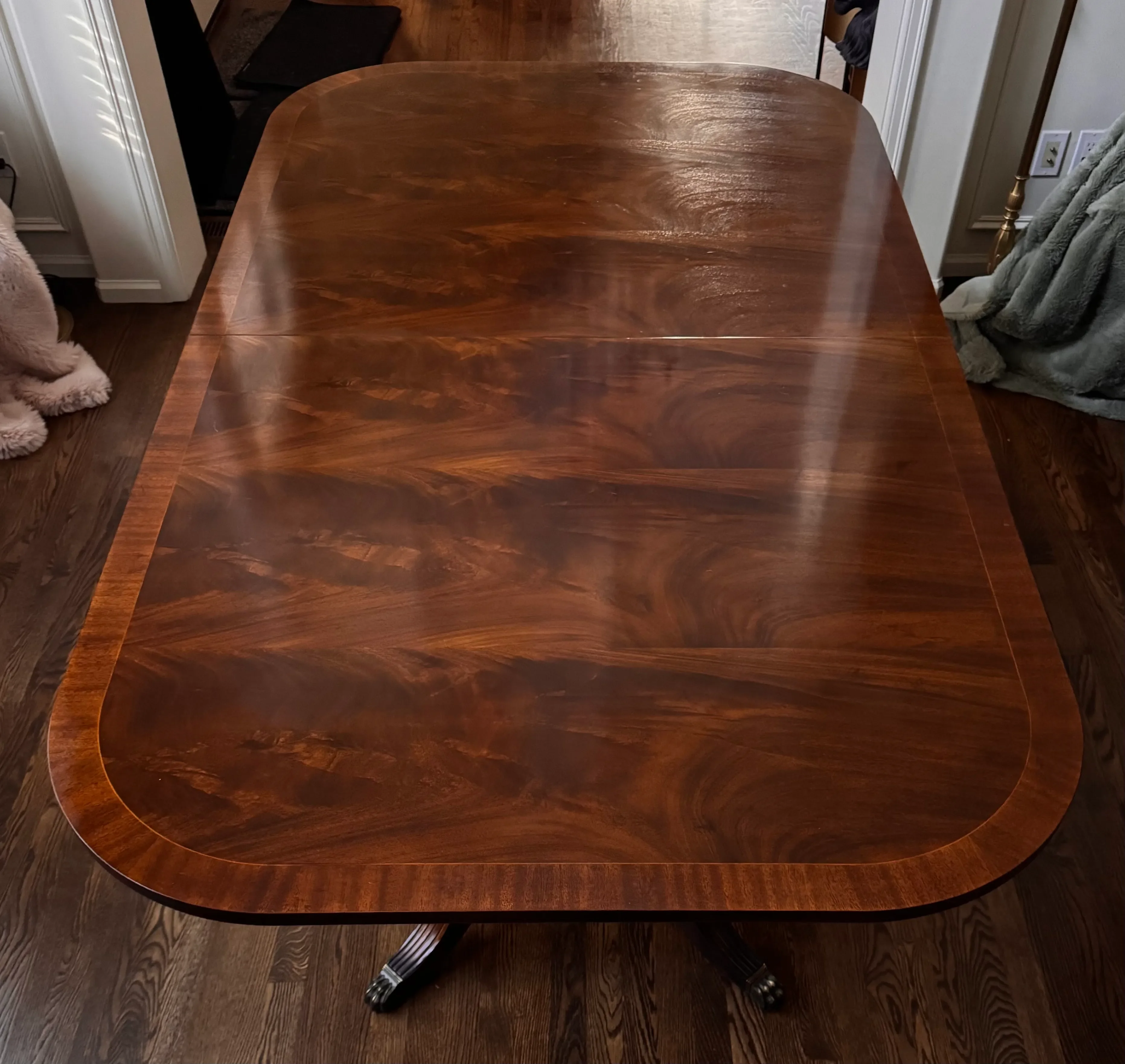 George III Expandable Flame Mahogany Table & 8 Chippendale Chairs