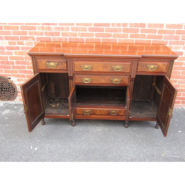 1900 - 1909 English 1900s Art Nouveau American Red Walnut and Burl Walnut Sideboard Buffet For Sale - Image 5 of 9