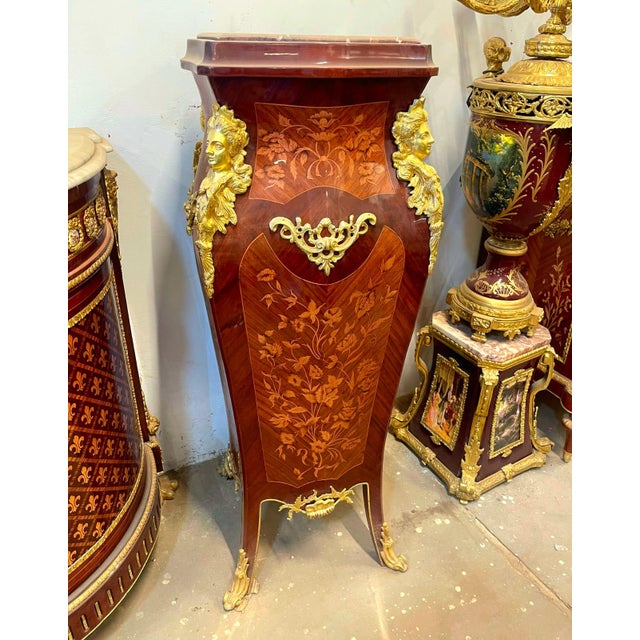 These elegant pedestals are made of wood and feature heavy bronze and a marble top. Their imposing design and ostentatious...