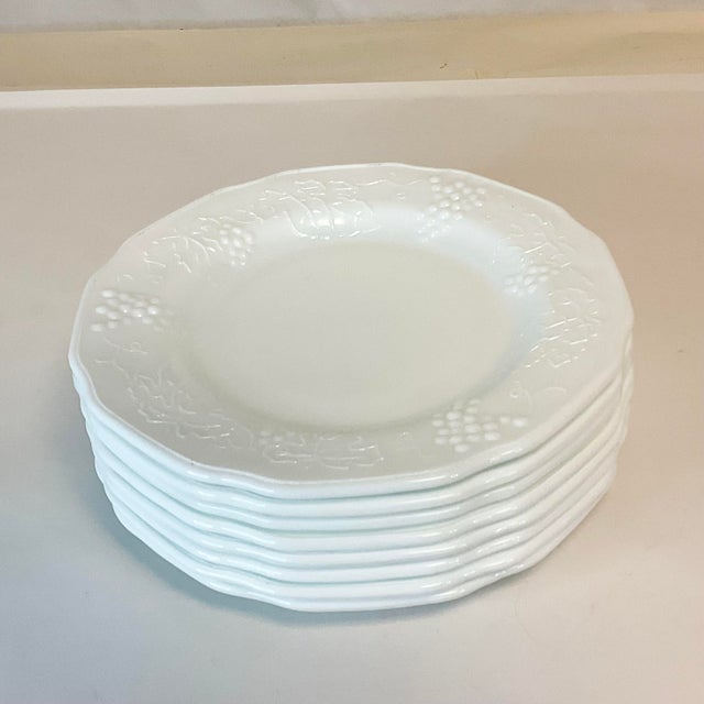 Indiana Glass Company 1970s Americana Arts & Crafts Indiana Glass Co. Grape Leaf Cluster Dinner Plates - Set of 8 For Sale - Image 4 of 12