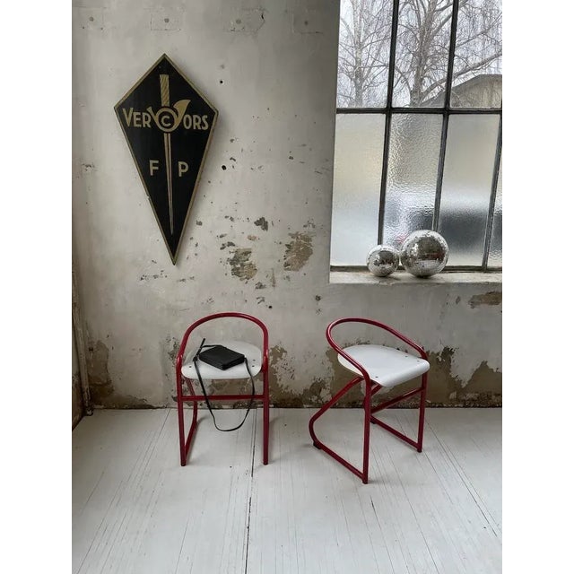 High chairs of 80's design, composed of a tubular structure in burgundy red metal. nice general design, light grey seat...
