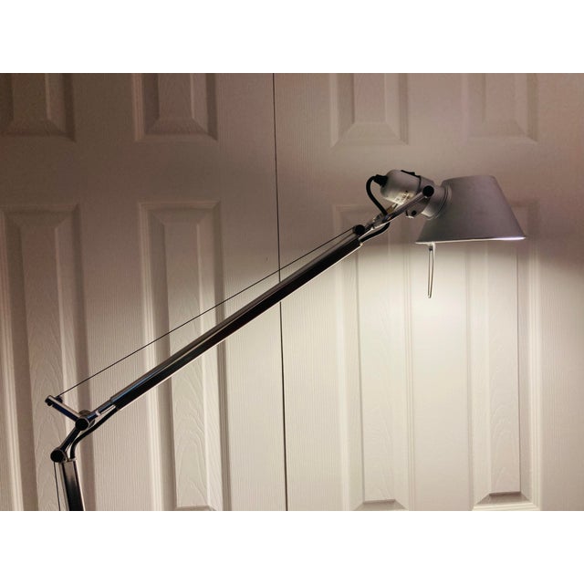 Metal Classic Modern Vintage Artemide Toloemo Table Lamp in Silver Gray Designed by Michelle De Lucchi For Sale - Image 7 of 11
