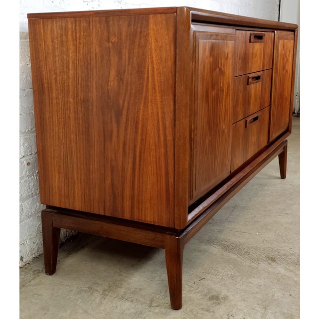 United Furniture Corporation 1960s Slick Restored Mid Century Modern Credenza Walnut United Furniture, Attributed For Sale - Image 4 of 13