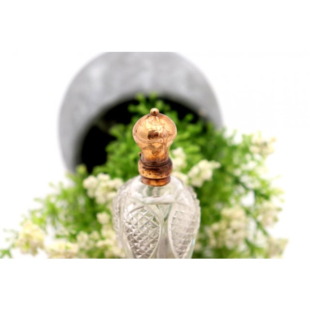 Glass Perfume Bottle with Gold Lid, in Good conditions. Designed 1890 to 1919