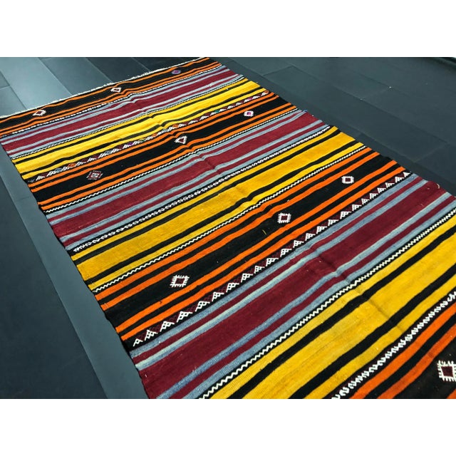 1960s Vintage Traditional Turkish Boho Kilim Rug- 5′4″ × 8′10″ For Sale In Phoenix - Image 6 of 11