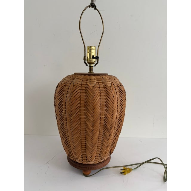 Mid-Century Modern Vintage 1970s Woven Rattan Table Lamp – Sculptural Urn Form Boho Coastal For Sale - Image 3 of 9
