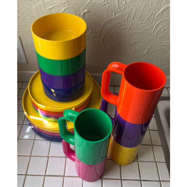 Massimo Vignelli 1970s Heller Massimo Postmodern Plastic Dinnerware Vignelli Rainbow Stacking Mug & Plate Set - 18pcs For Sale - Image 4 of 8
