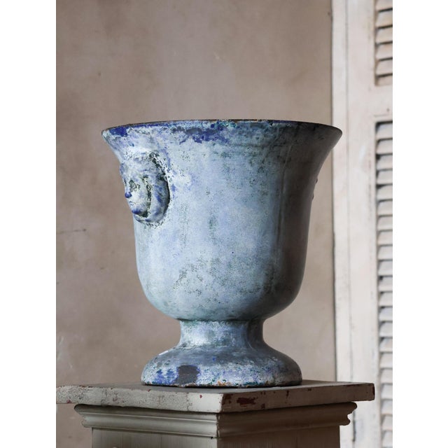 Antique French Cast Iron Garden Urns by Paris and Cie, 1890s, Set of 2 For Sale - Image 4 of 10