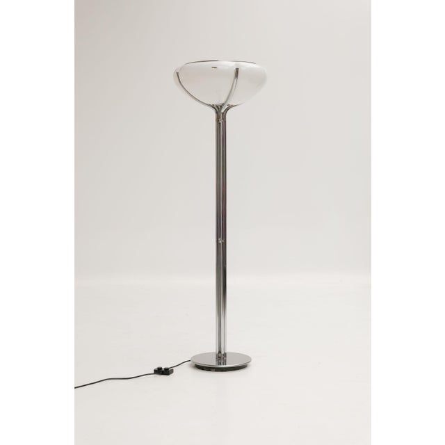 Quadrifogli floor lamp designed by Studio 6G and from Guzzini. The lamp features a chrome-plated metal frame and a cream-...